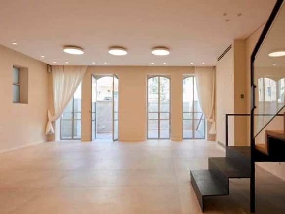 LUXURY GARDEN DUPLEX IN A TWO FAMILY HOME