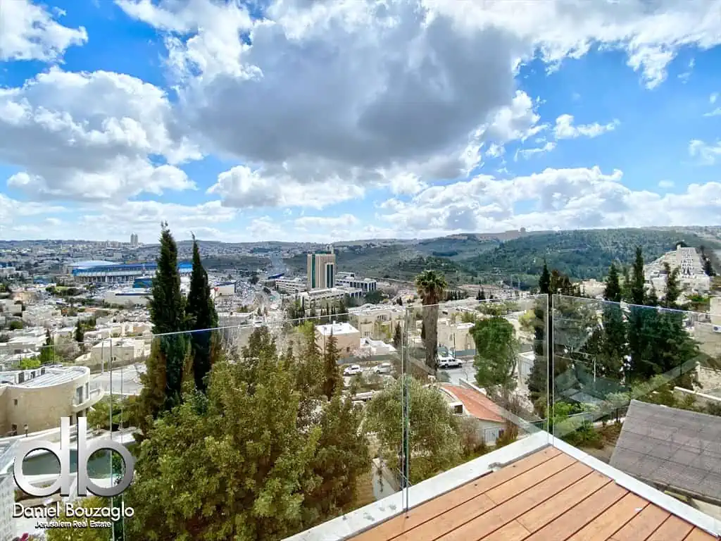 Villa in Malcha with swimming pool