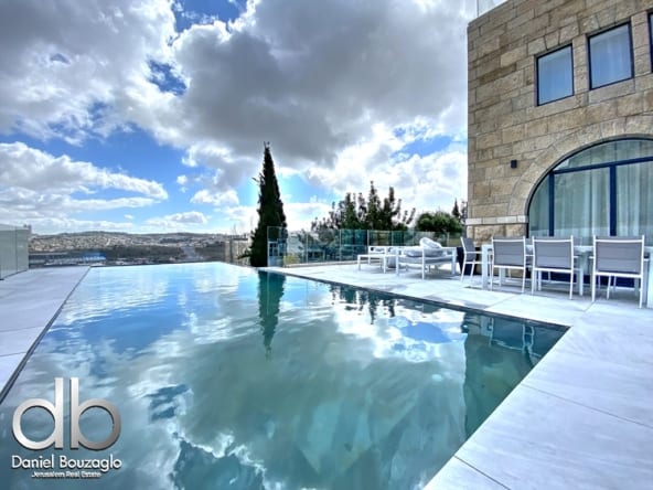 Villa in Malcha with swimming pool