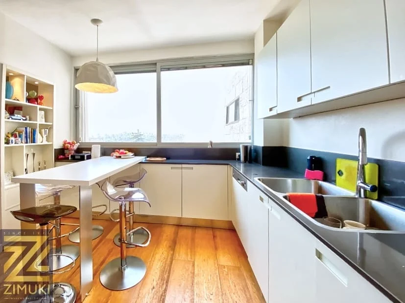 Harav.Berlin.street.3br.view
