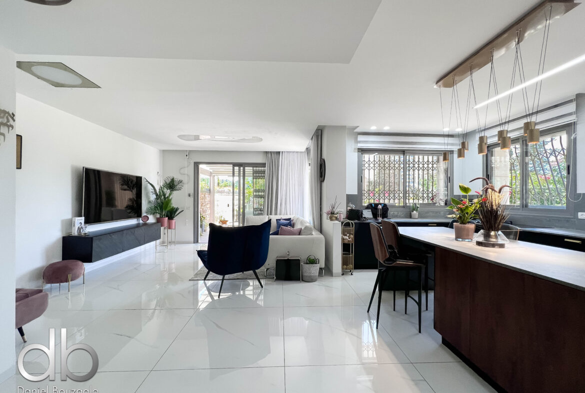 Hashofet Chaim Cohen Garden Apt-6 Hashofet Chaim Cohen Garden Apt for sale