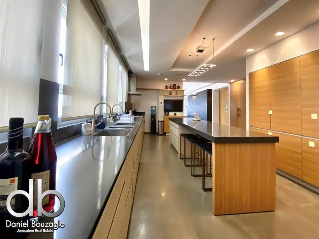 Rabbi.Akiva.street.Penthouse