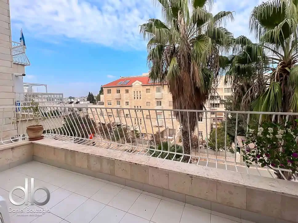 דירת 3 חדרים ענקית למכירה ברחוב מקור חיים ירושלים