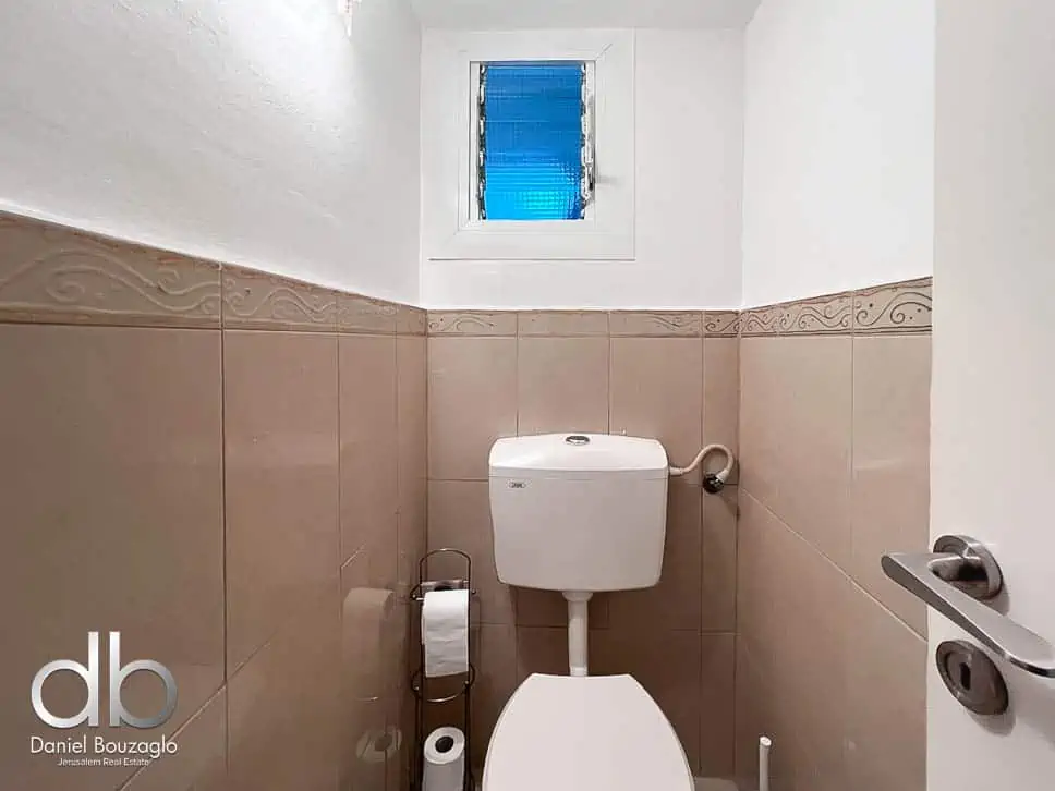 דירת 3 חדרים ענקית למכירה ברחוב מקור חיים ירושלים