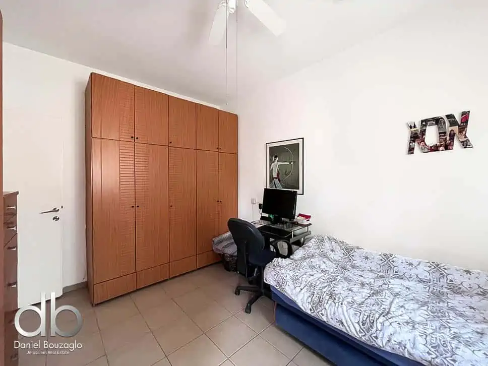 דירת 3 חדרים ענקית למכירה ברחוב מקור חיים ירושלים