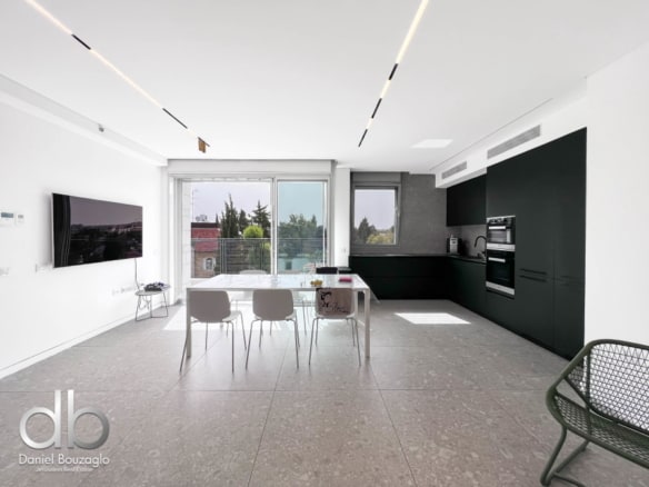 Klein Street luxury new top floor apartment