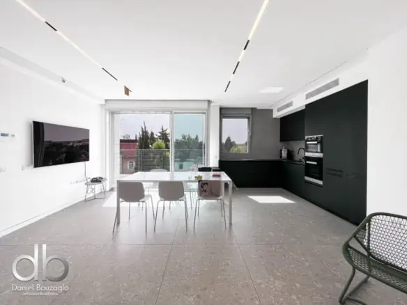 Klein Street luxury new top floor apartment