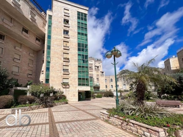 Lev Rechavia building 2br for sale