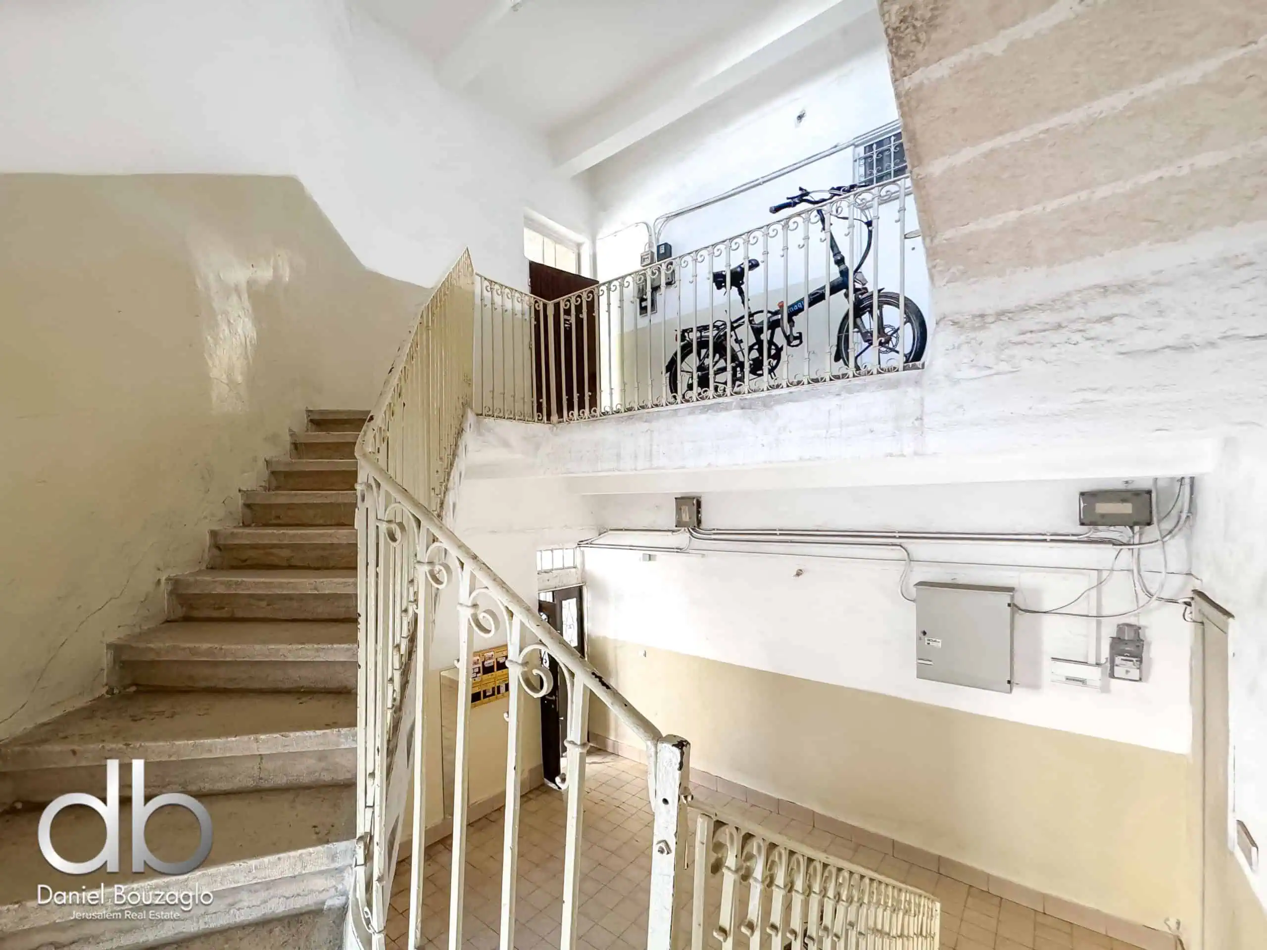 Betzalel street high ceilings apartment