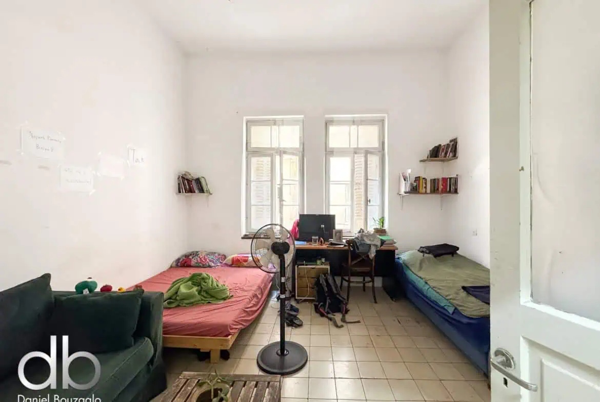 Betzalel street high ceilings apartment