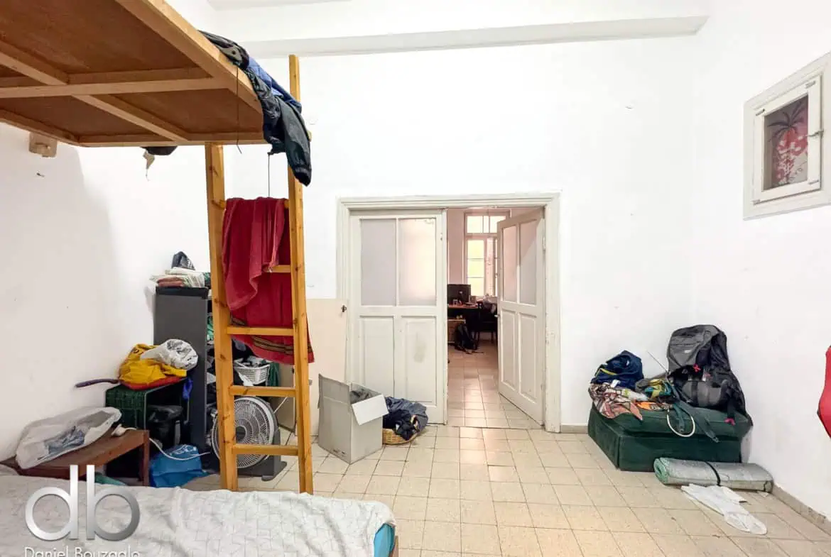 Betzalel street high ceilings apartment