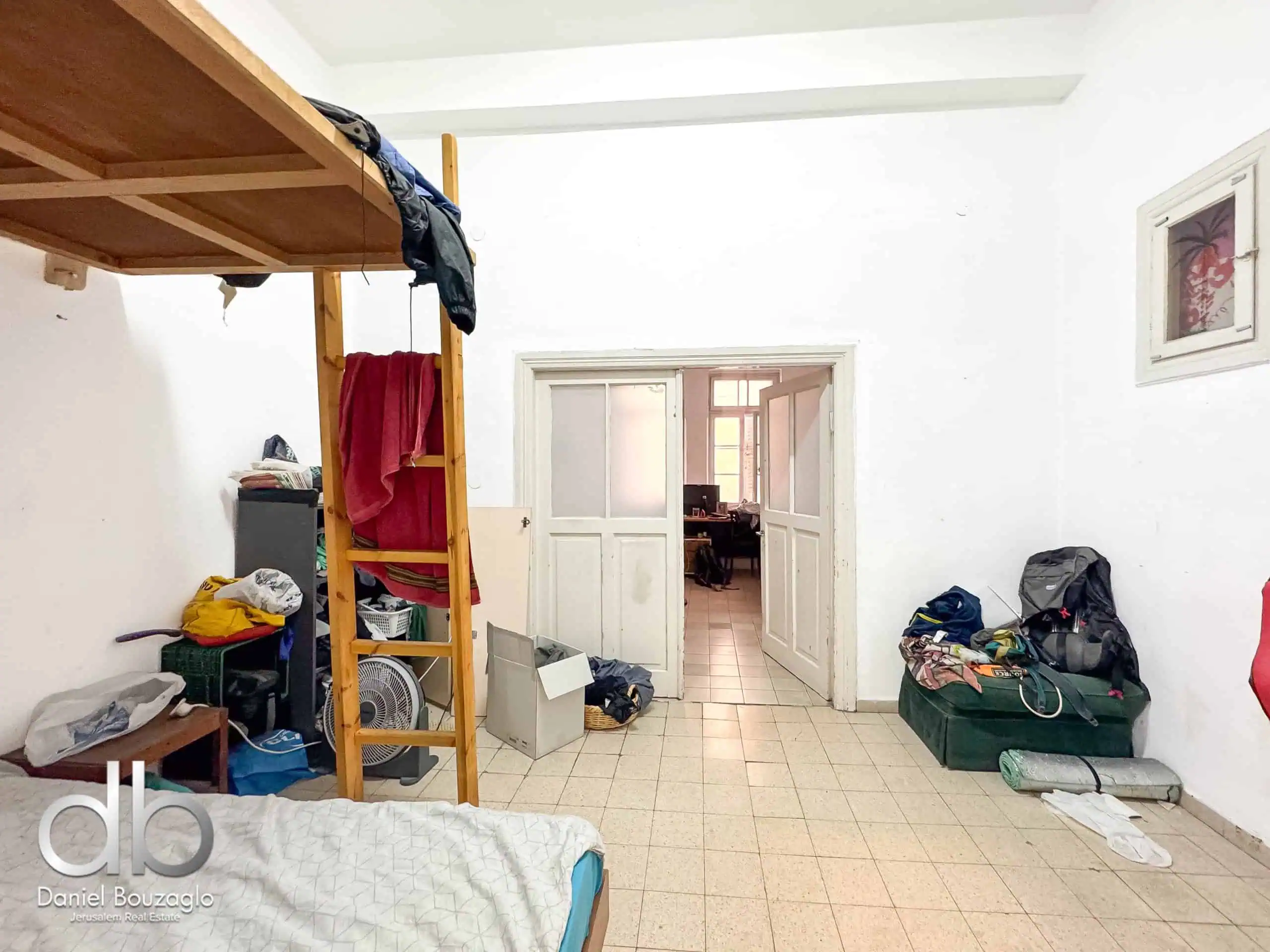Betzalel street high ceilings apartment