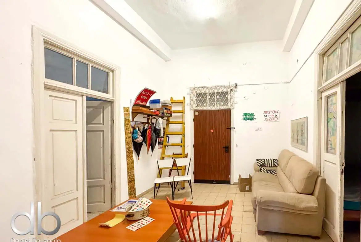Betzalel street high ceilings apartment