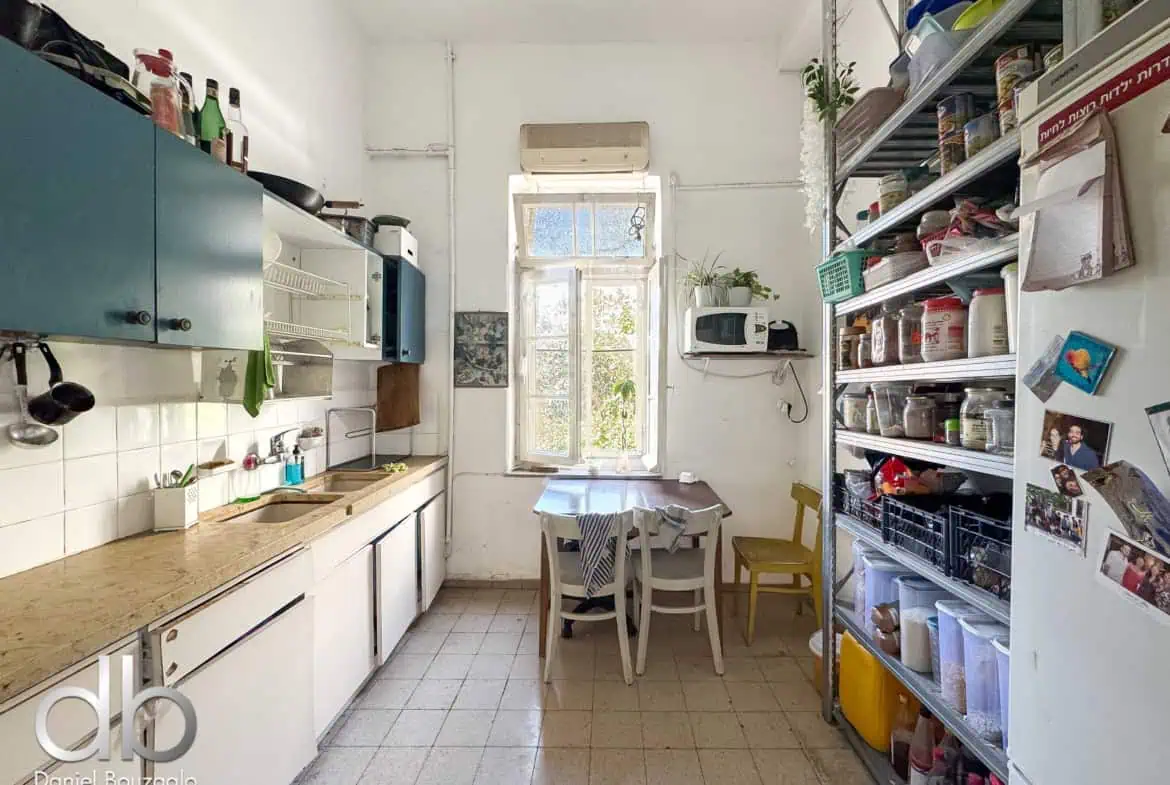 Betzalel street high ceilings apartment
