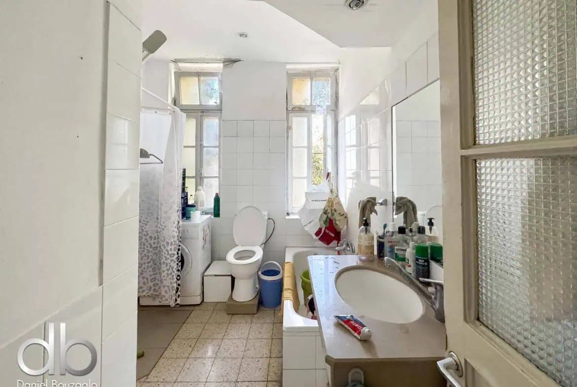 Betzalel street high ceilings apartment