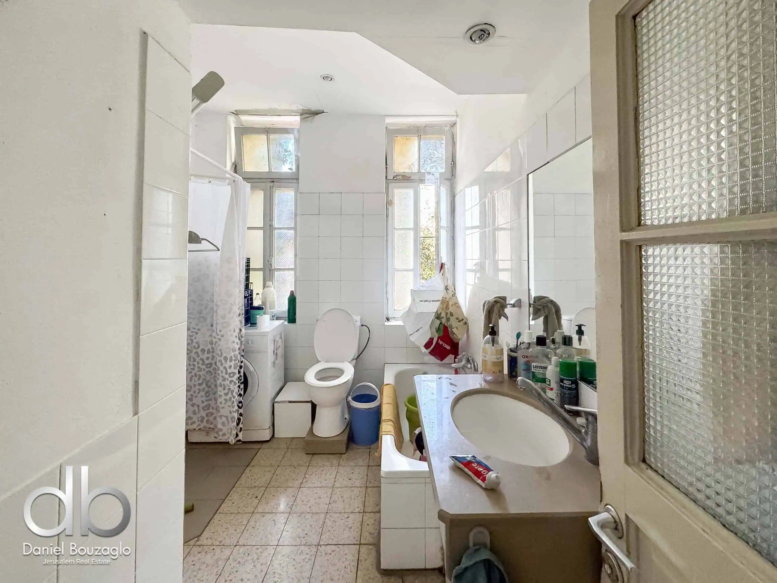 Betzalel street high ceilings apartment