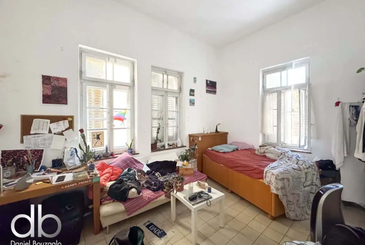 Betzalel street high ceilings apartment