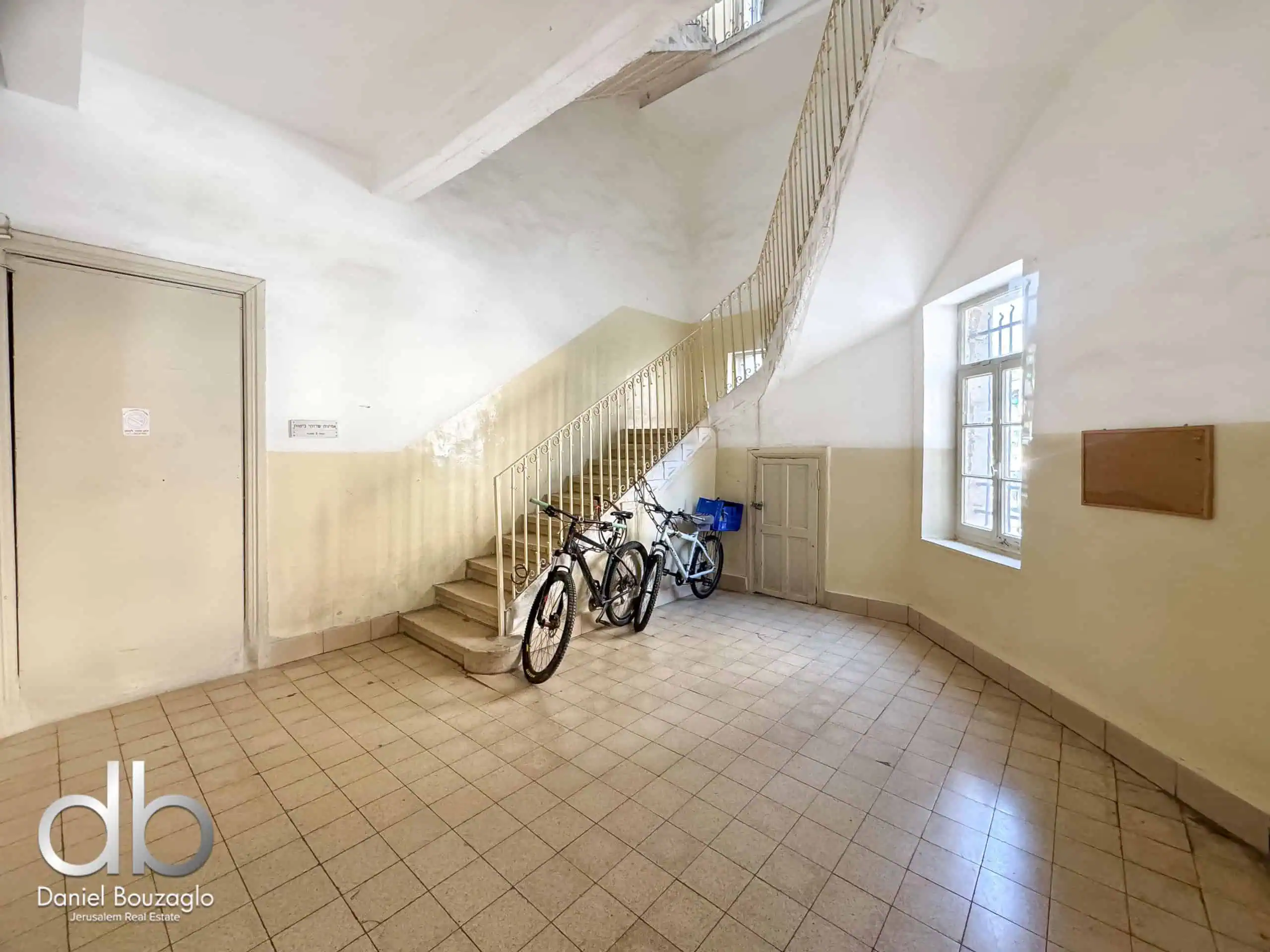 Betzalel street high ceilings apartment