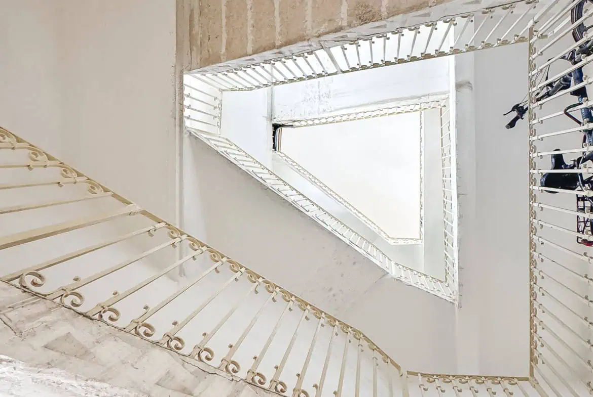 Betzalel street high ceilings apartment