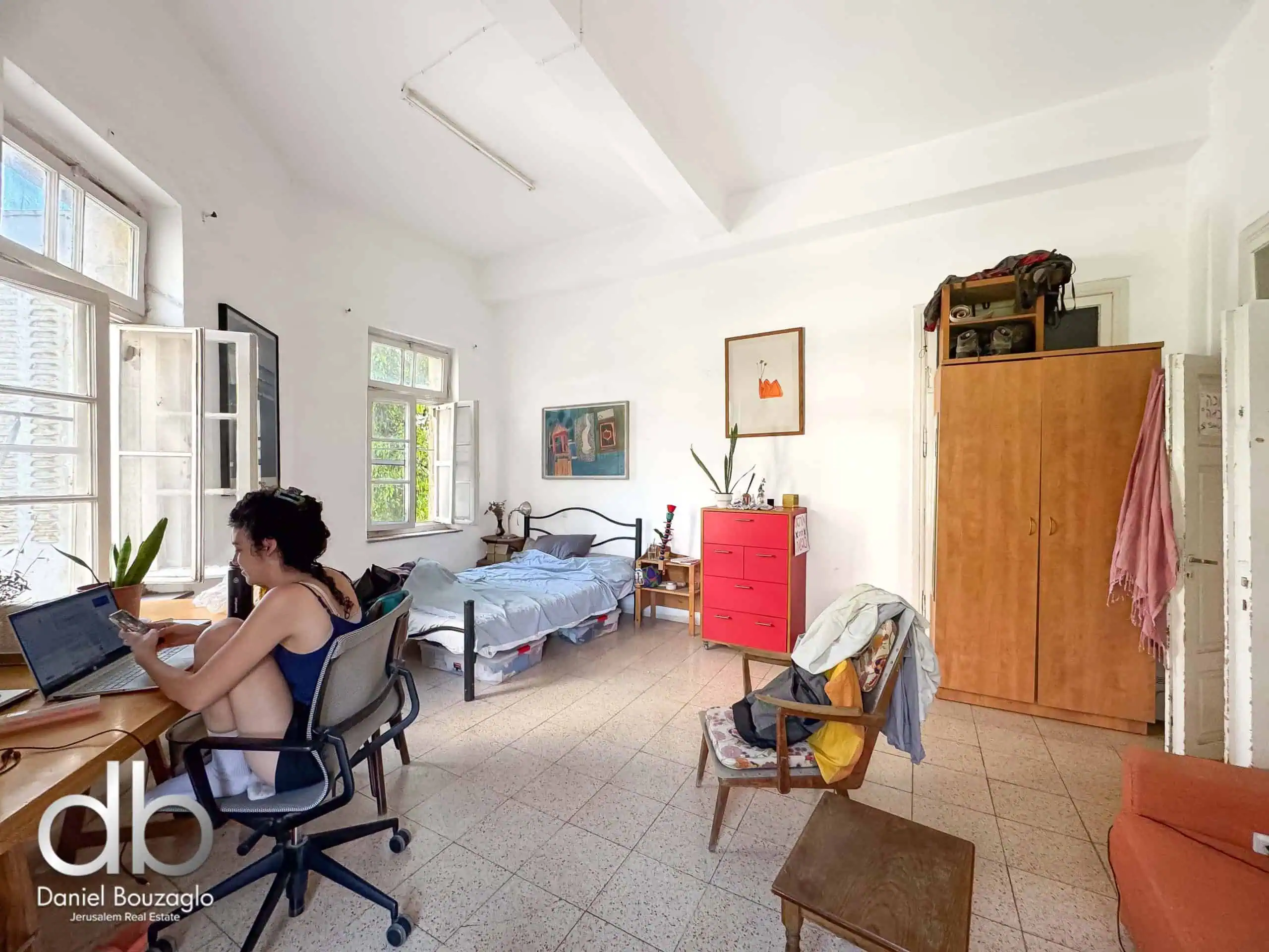 Betzalel street high ceilings apartment