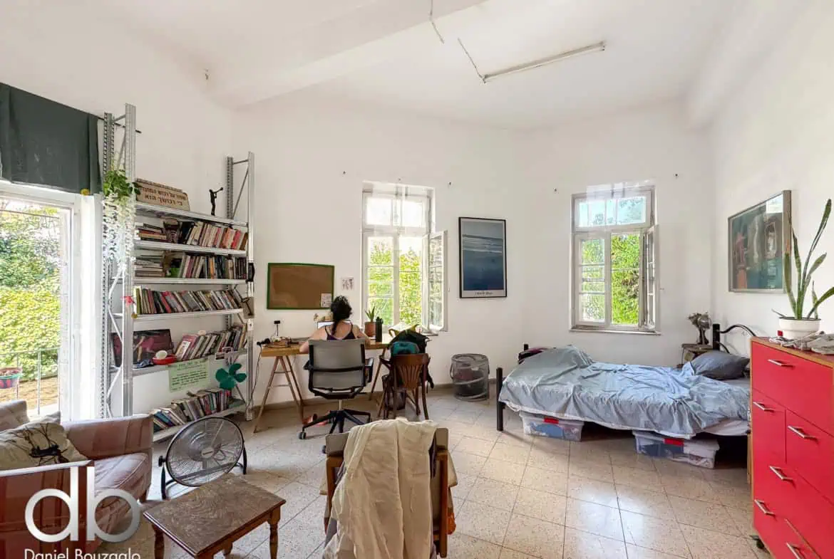 Betzalel street high ceilings apartment