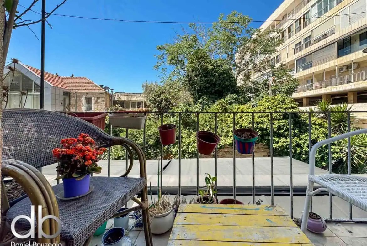 Betzalel street high ceilings apartment