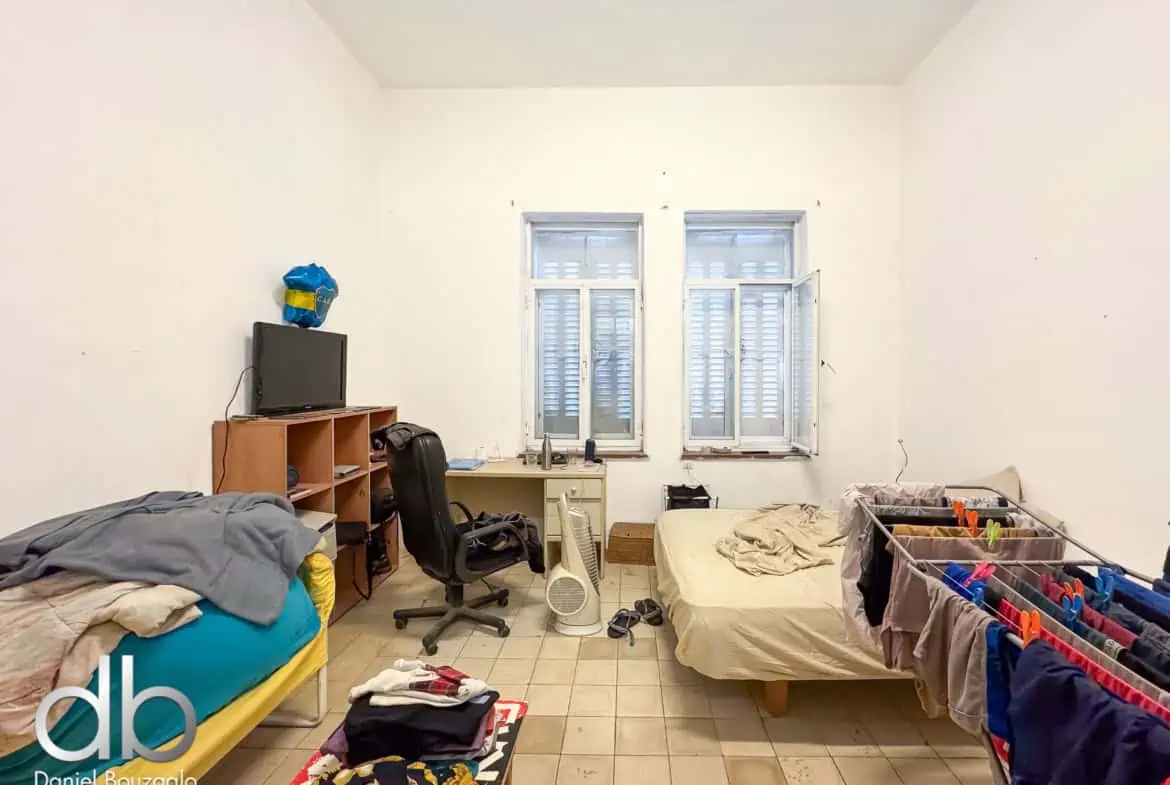 Betzalel street high ceilings apartment