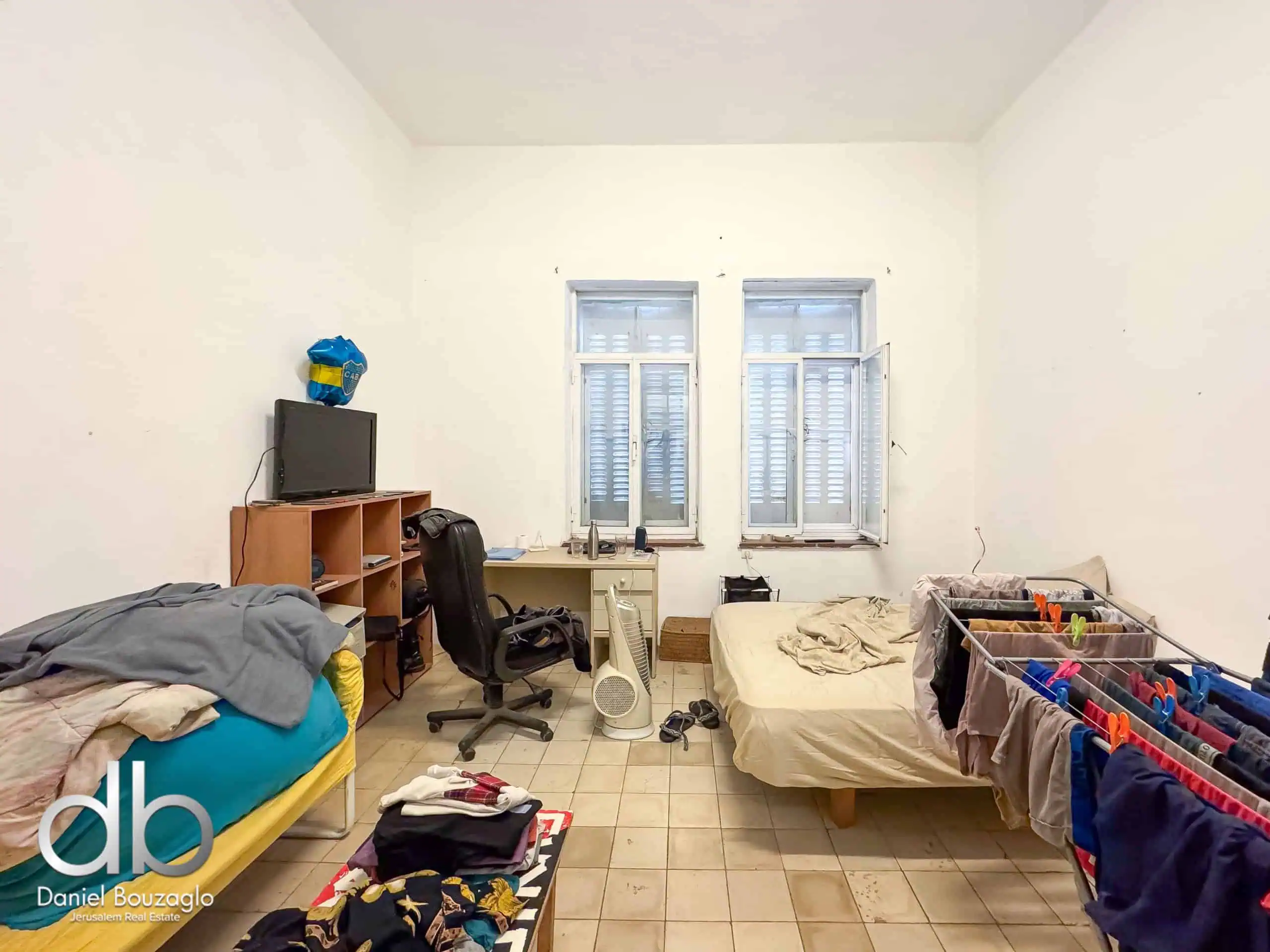 Betzalel street high ceilings apartment