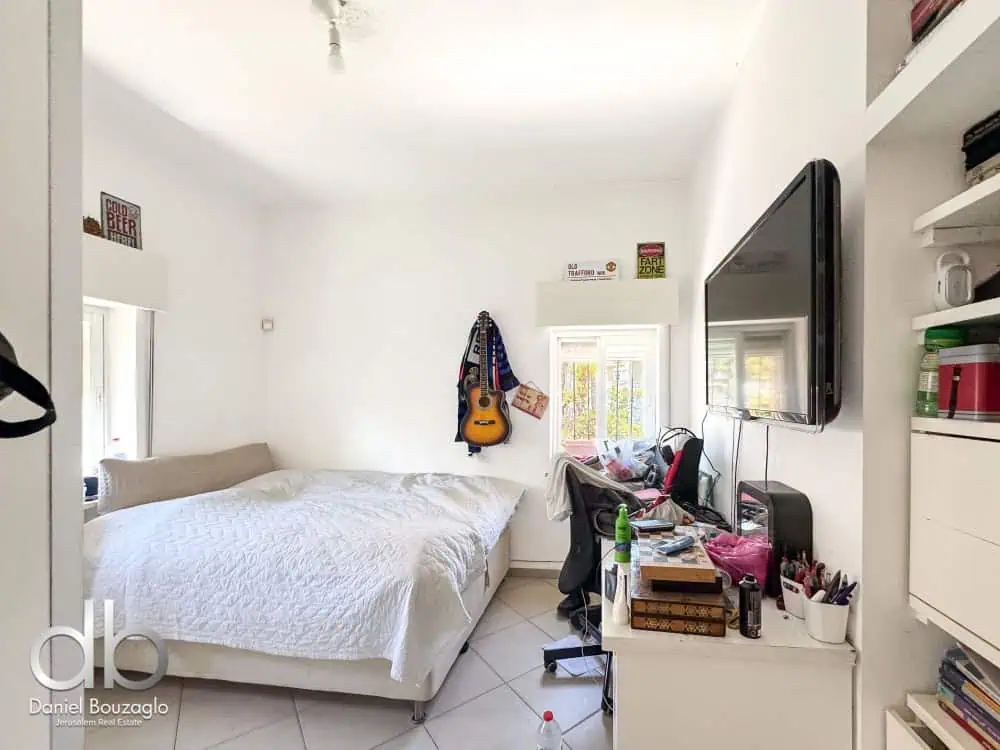 Rechavia Penthouse in Alfasi street with rights