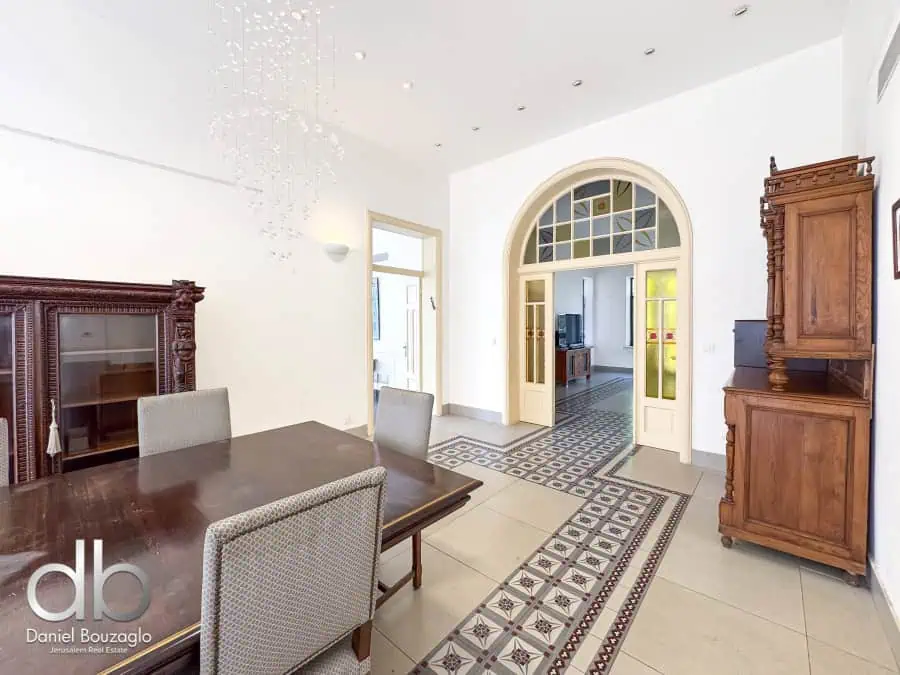 Talbieh large 300sqm apt in an Arab style house