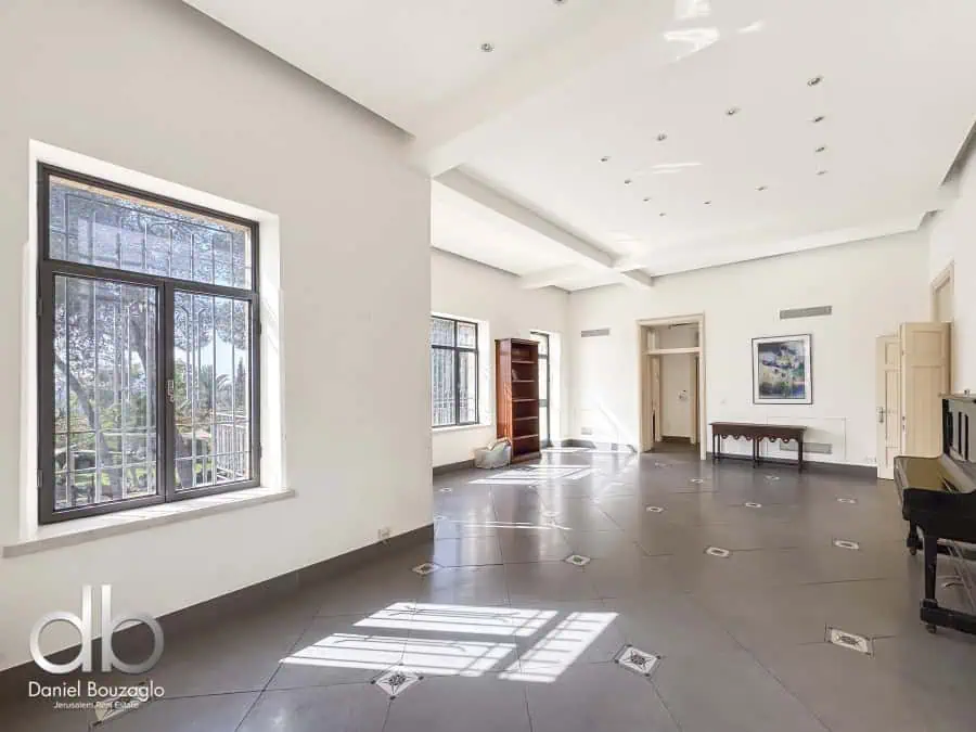 Talbieh large 300sqm apt in an Arab style house