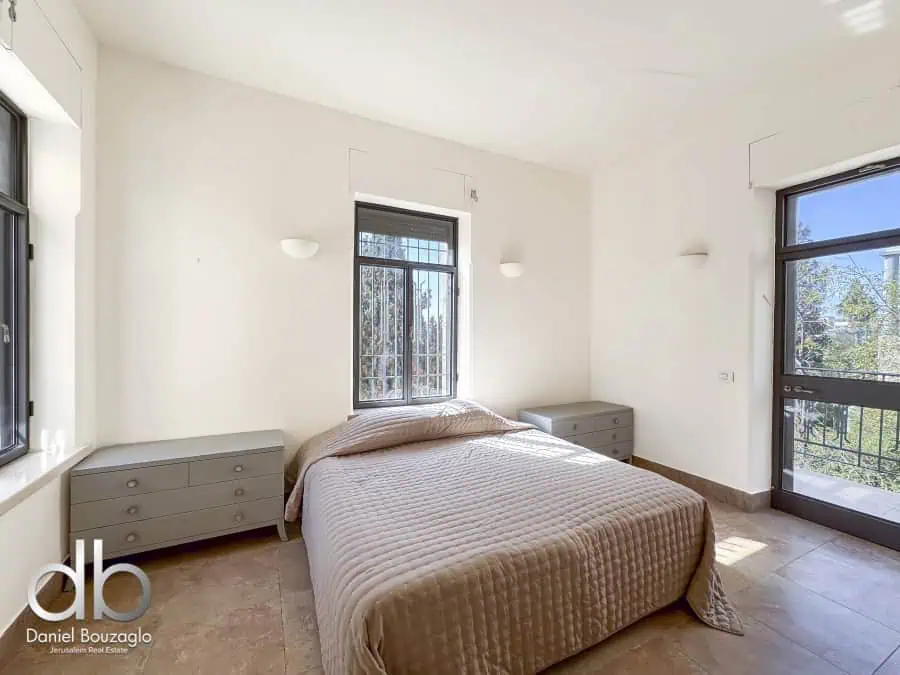 Talbieh large 300sqm apt in an Arab style house