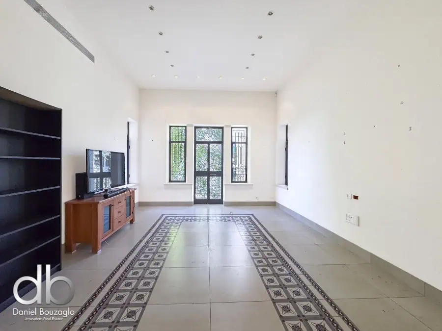 Talbieh large 300sqm apt in an Arab style house