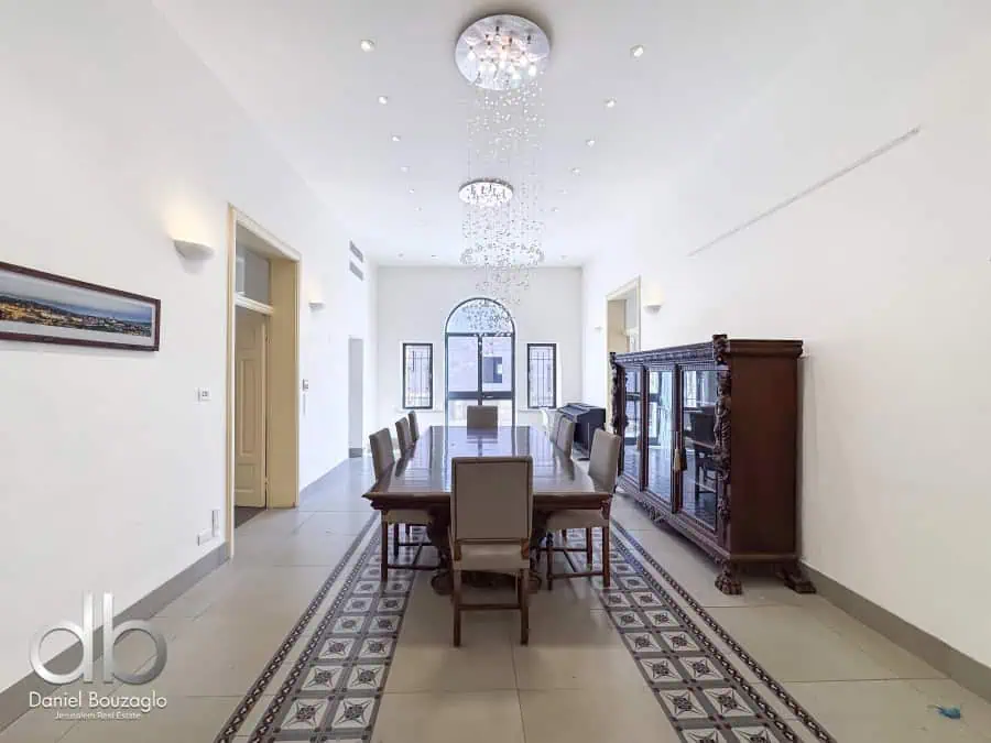 Talbieh large 300sqm apt in an Arab style house