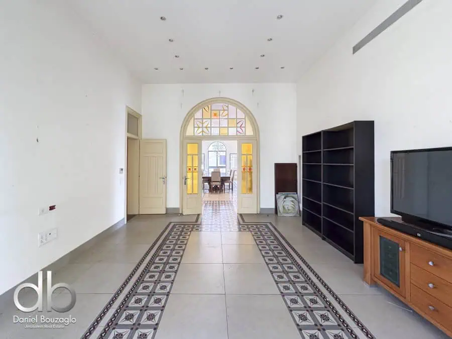 Talbieh large 300sqm apt in an Arab style house