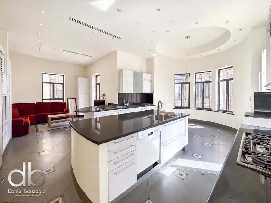 Talbieh large 300sqm apt in an Arab style house