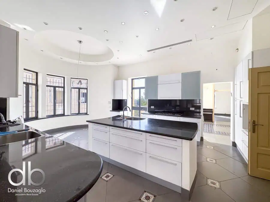 Talbieh large 300sqm apt in an Arab style house