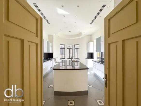 Talbieh large 300sqm apt in an Arab style house