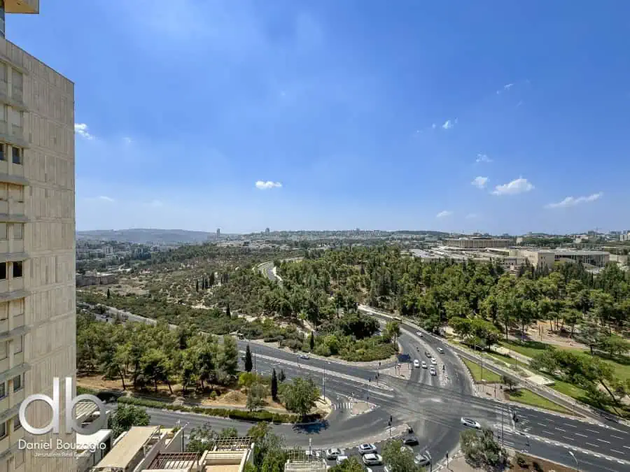 Wolfson tower oversized 3 bedrooms for sale