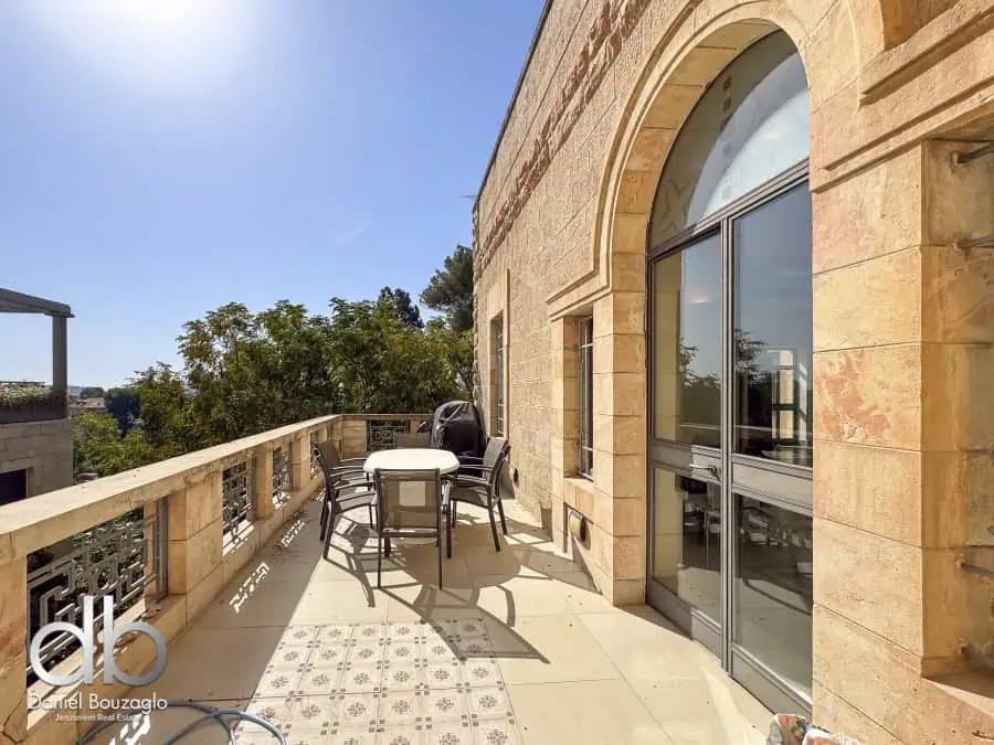 Talbieh large 300sqm apt in an Arab style house