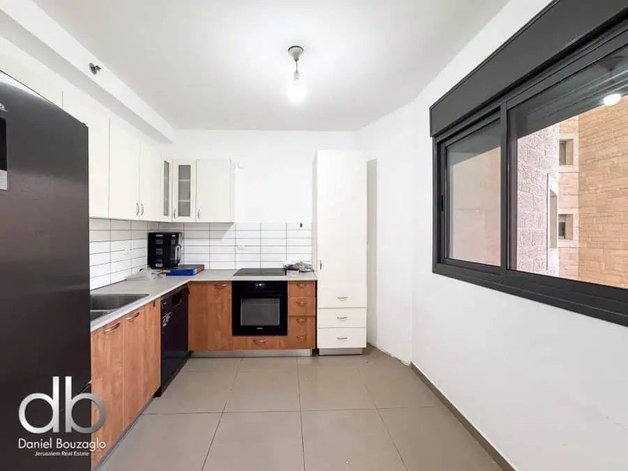Hamoshava building 2br on the 2nd floor