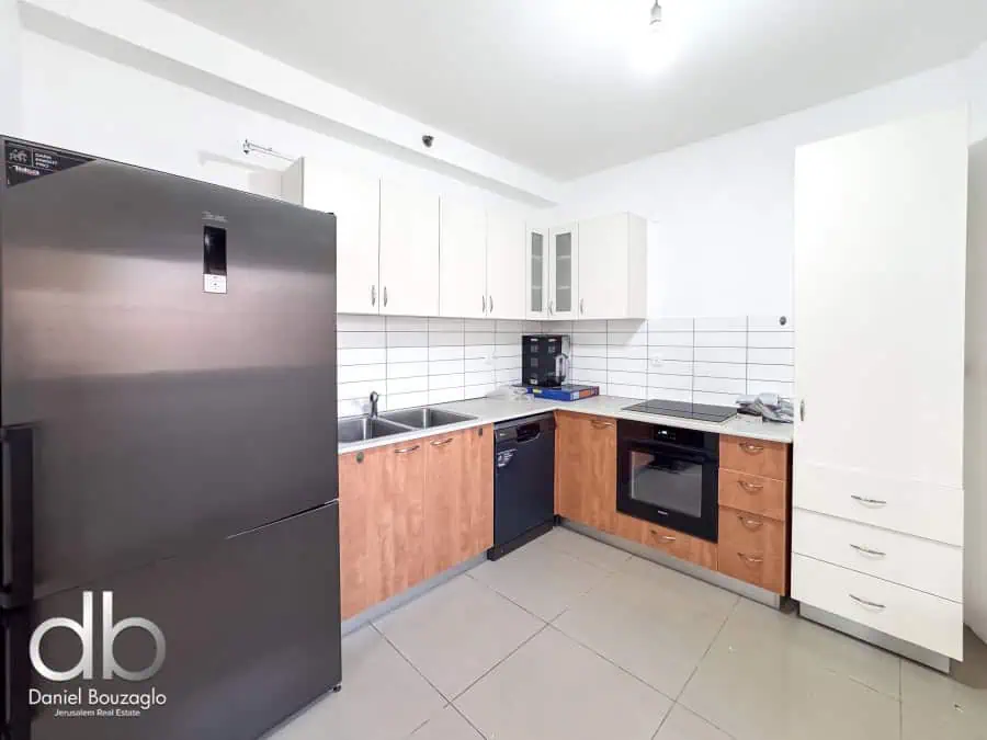 Hamoshava building 2br on the 2nd floor 6