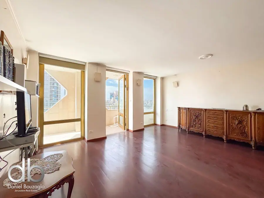 Leonardo hotel Jerusalem 1br apt for sale