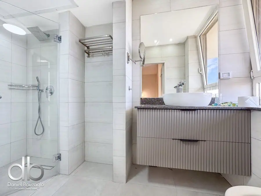 Leonardo hotel Jerusalem 3br B side apt for sale