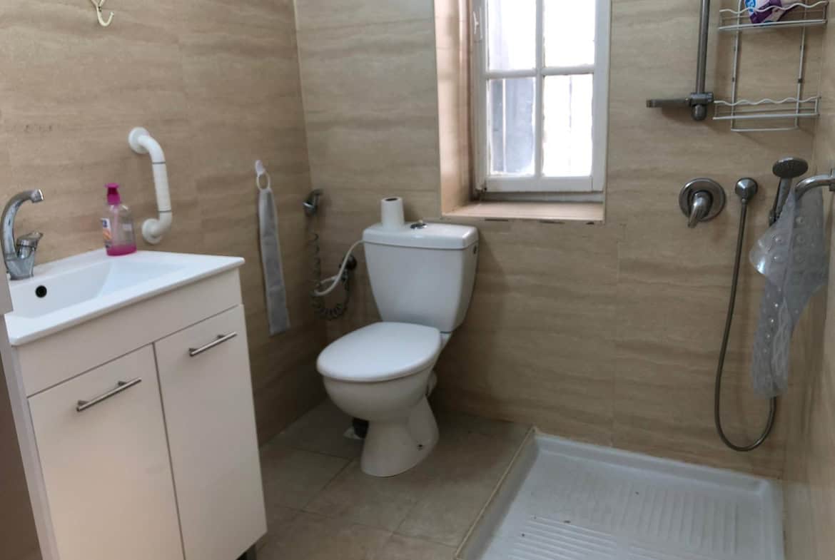 Ben Yefunne Baka 2br garden apt rental