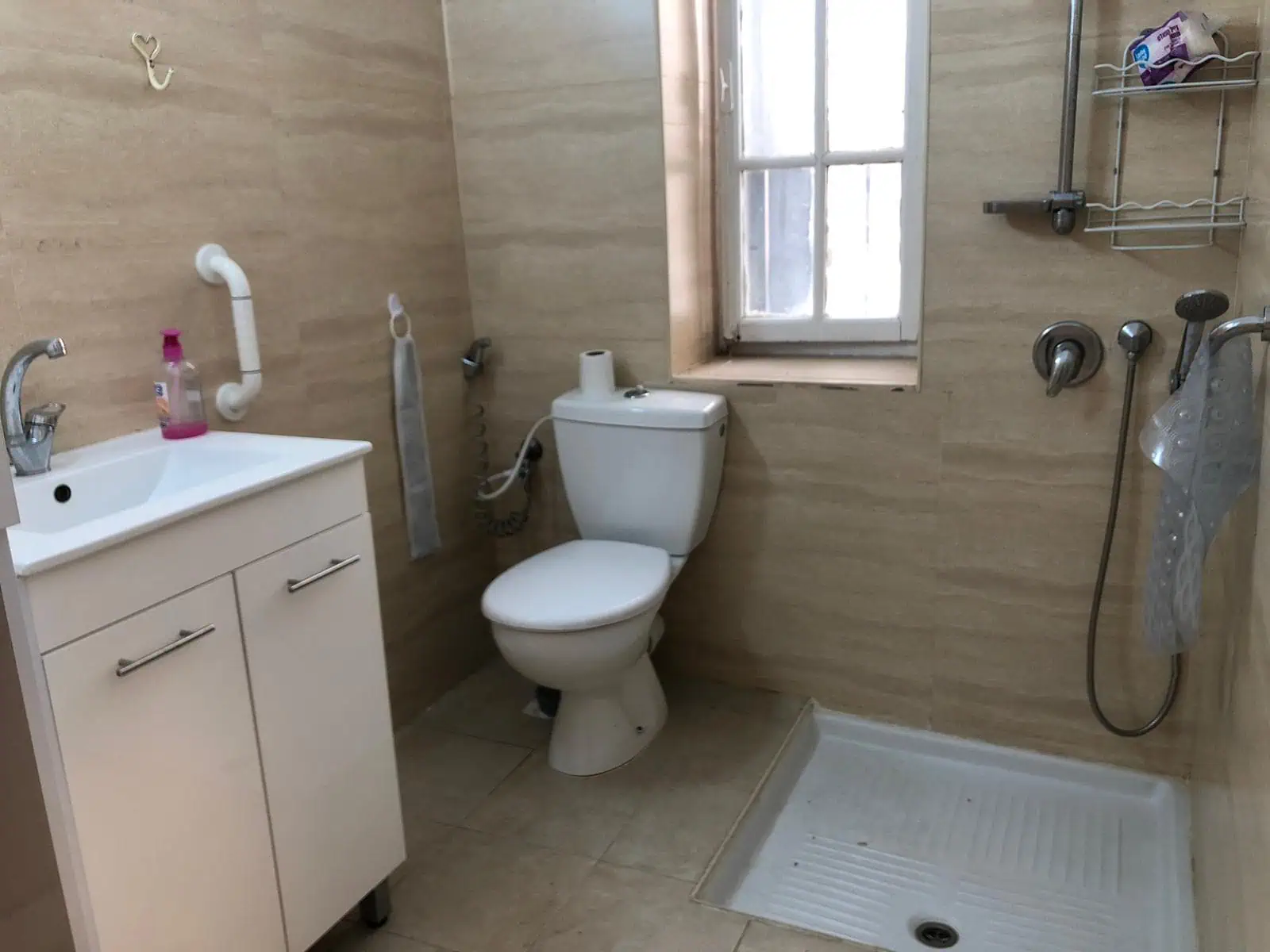 Ben Yefunne Baka 2br garden apt rental