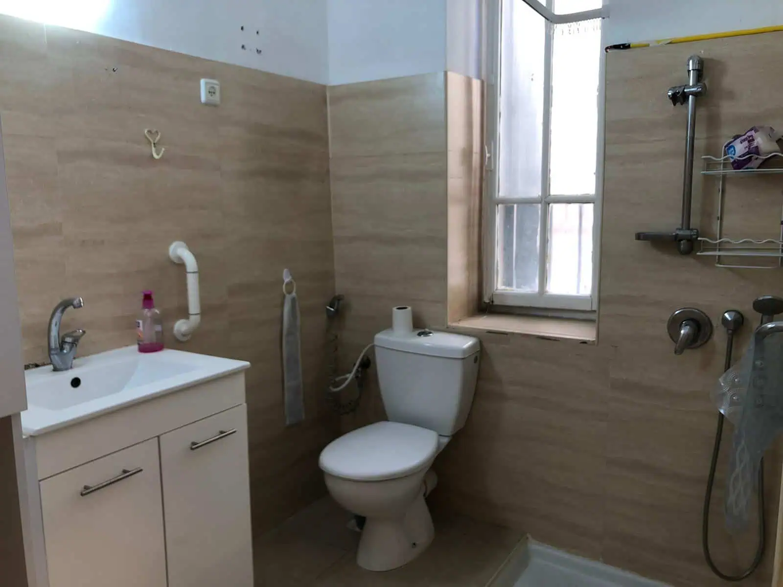 Ben Yefunne Baka 2br garden apt rental