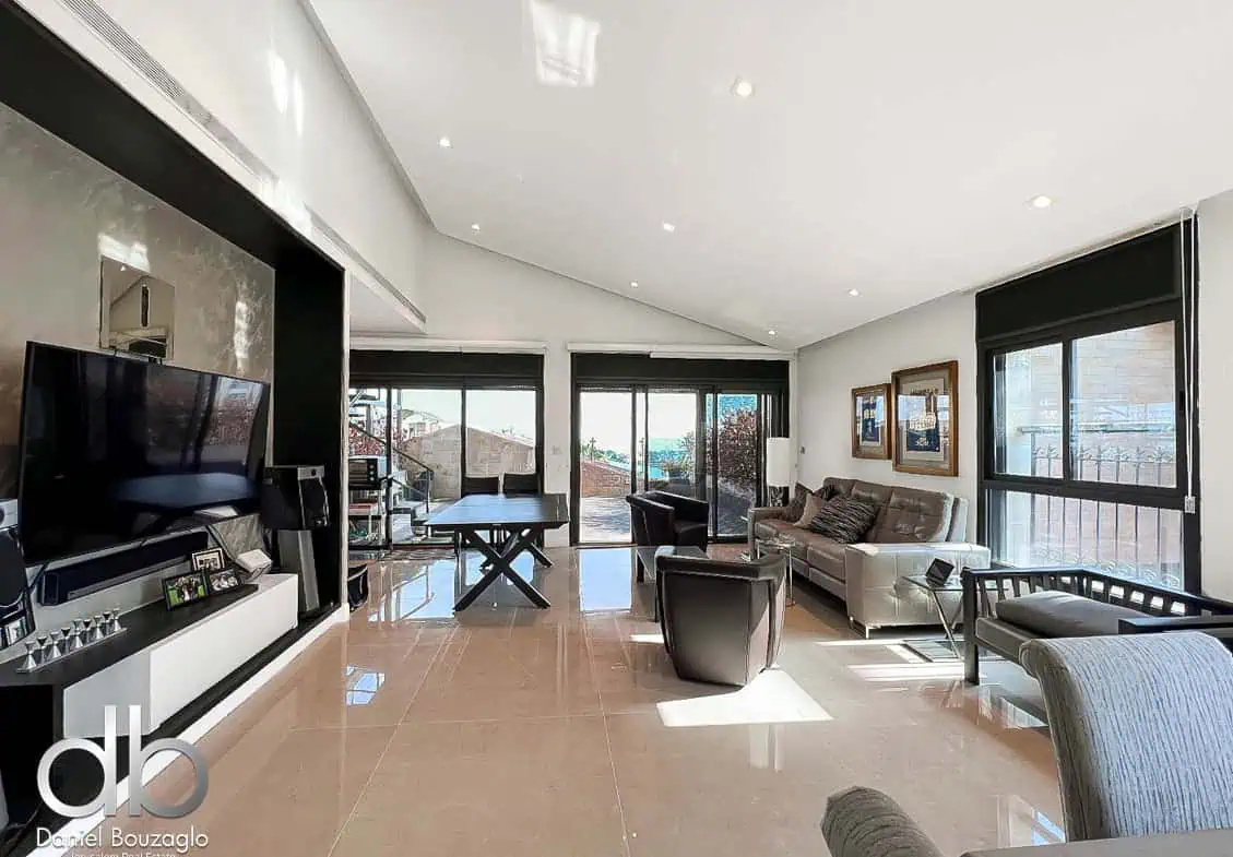 Penthouse in Talbieh with open view 10