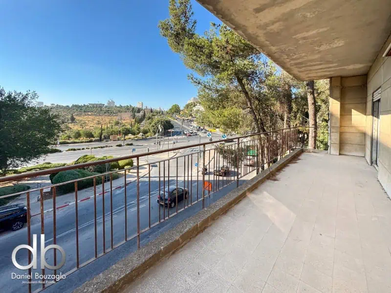 למכירה ברחוב טשרנחובסקי 35חדרים עם חניה ירושלים