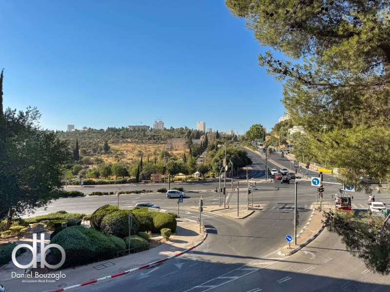 למכירה ברחוב טשרנחובסקי 35חדרים עם חניה ירושלים